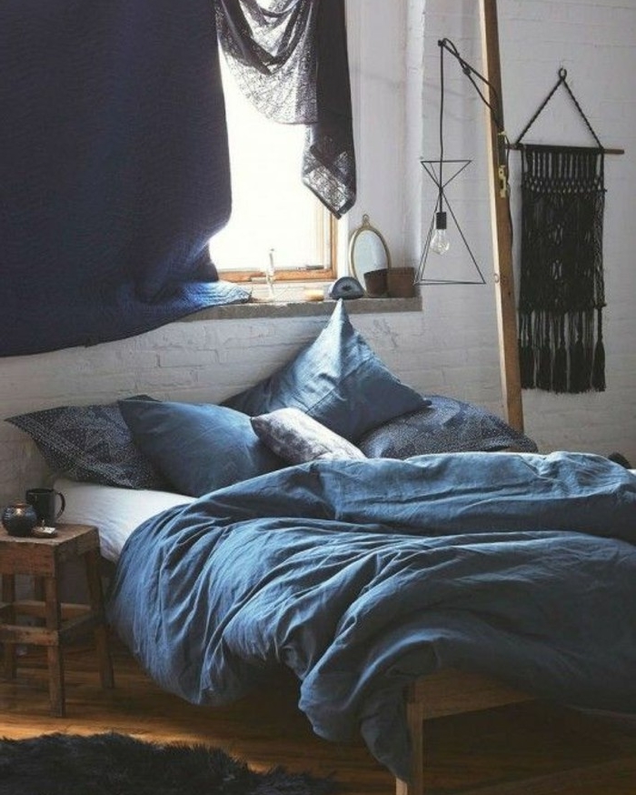 mur-en-briques-blanc-linge-maison-bleu-indigo-attrape-reve-parquet-en-bois-deco-chambre-adulte-bleu