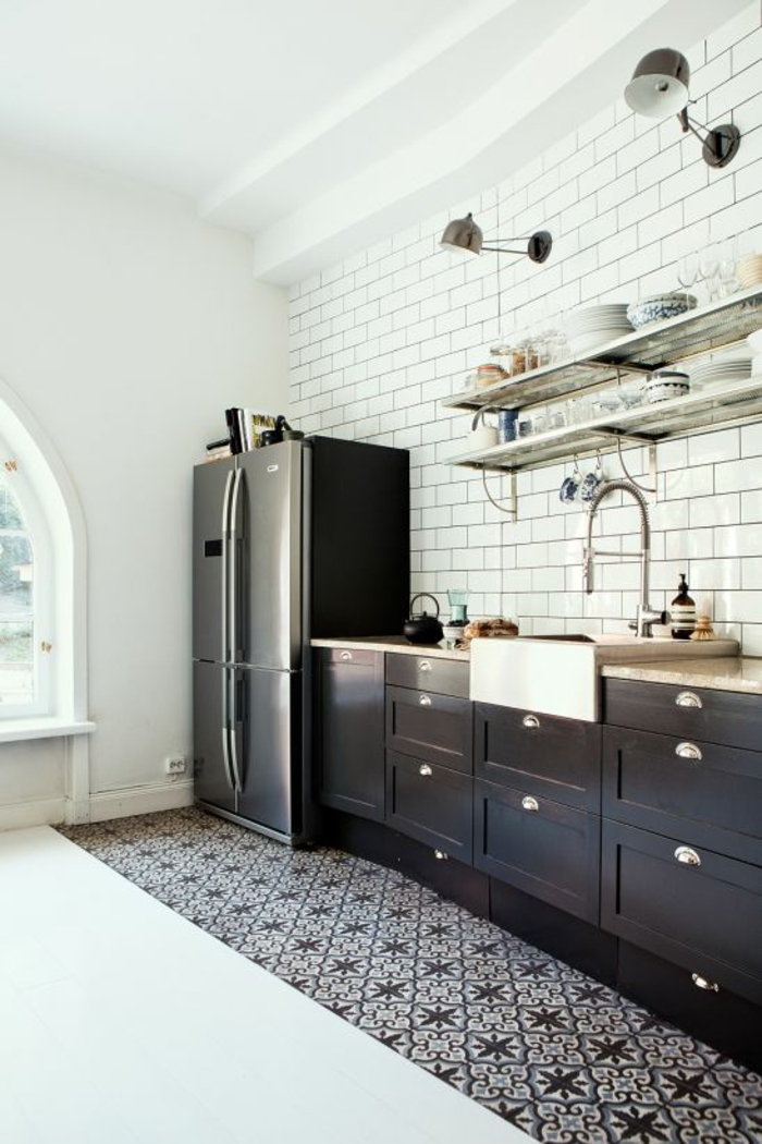 mur-en-briques-métro-blanc-carreaux-de-ciment-idée-pour-une-cuisine-rénovée