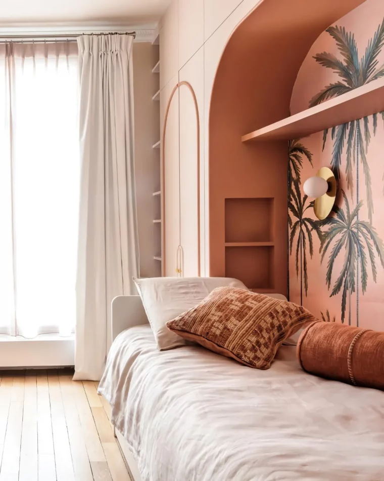 mur peint en rose peinture palmiers sur le mur lit avec coussins