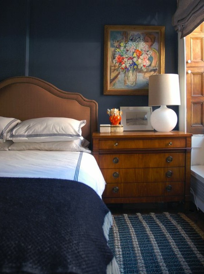murs-indigo-grand-lit-marron-et-mobilier-en-bois-linge-maison-en-bleu-et-blanc-deco-chambre-adulte-bleu