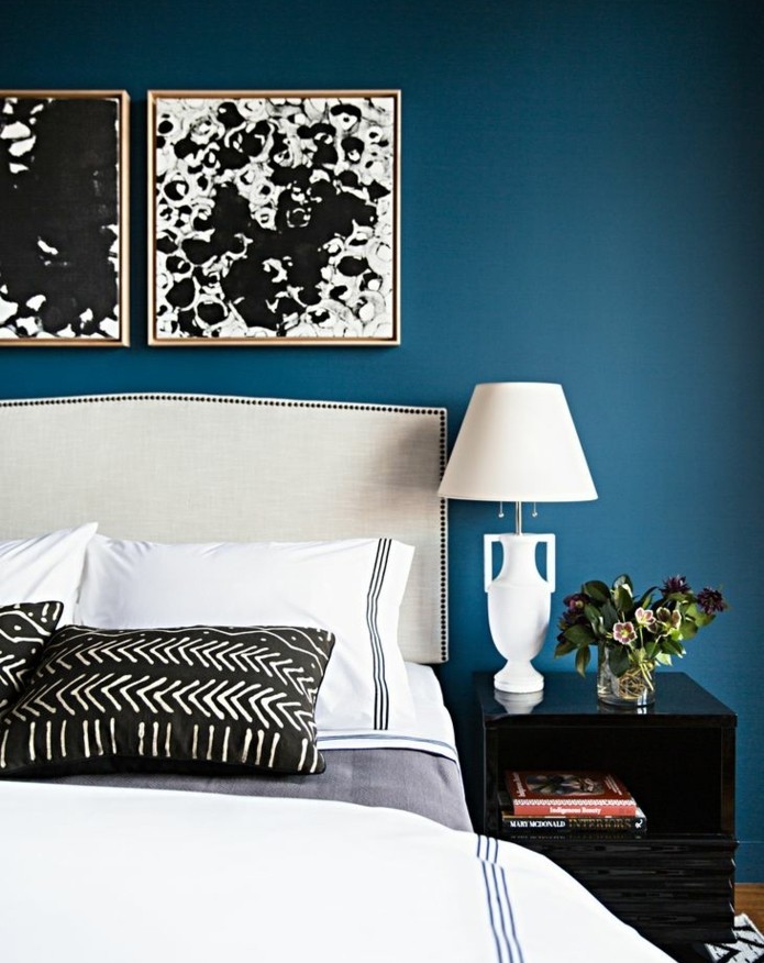 murs-peinture-bleu-paon-avec-des-accents-en-blanc-et-noir-lit-tableaux-decoratif-muraux-en-noir-et-blanc-meuble-de-nuit-et-lampe-de-chevet-blanche