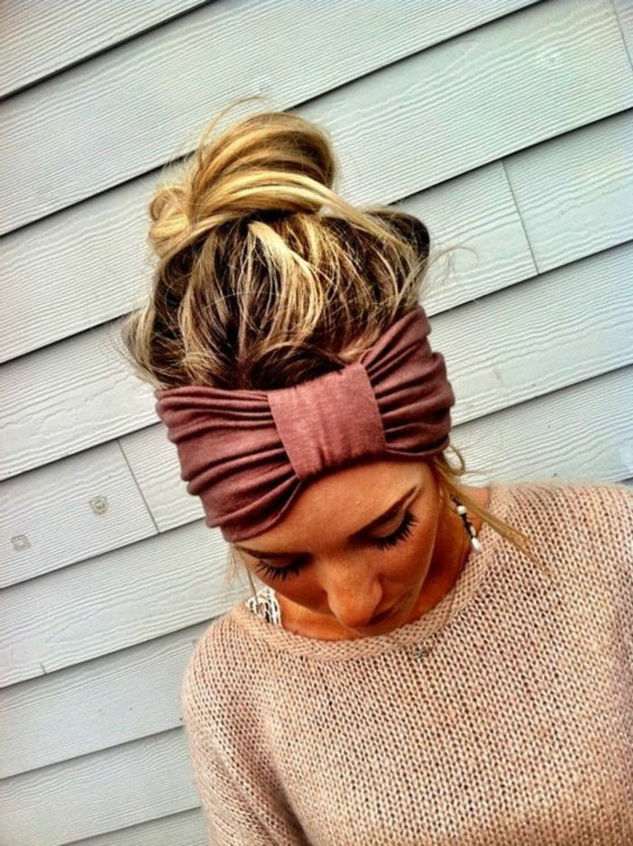 nouer-un-foulard-de-facon-jolie-style-papillon-headband-rose
