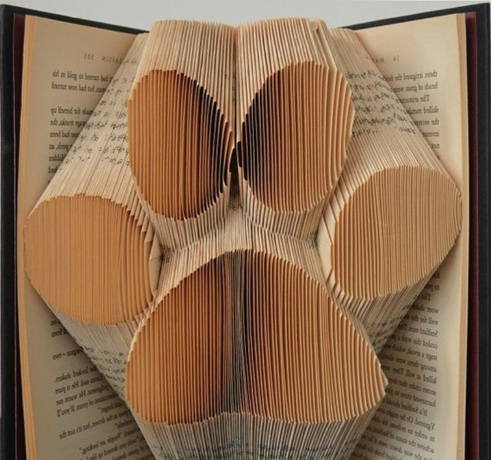 origami-livre-une-patte-plié-en-papier-de-livres
