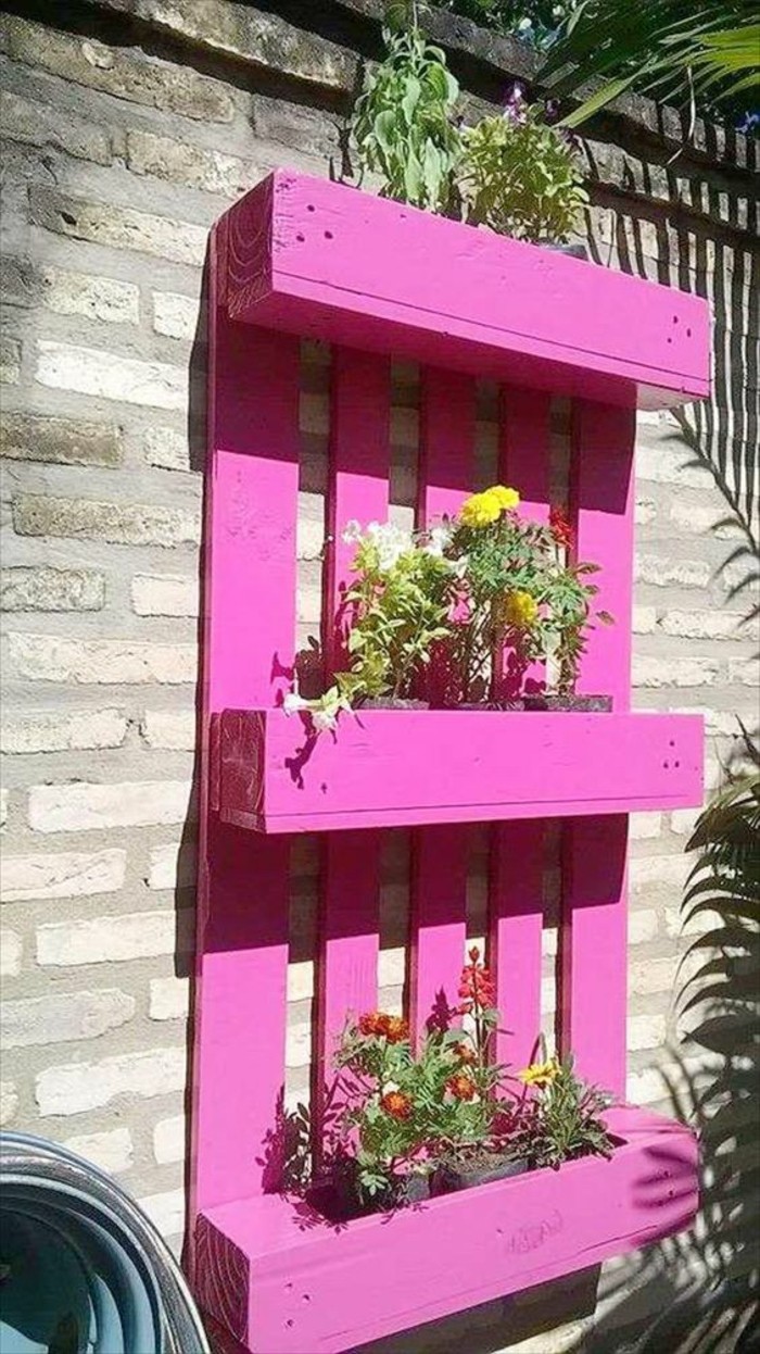 palette-peinte-rose-jardin-vertical-en-palette-jardiniere-palette