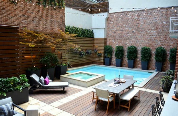 patio-moderne-idee-pour-un-petit-jardin-mini-piscine-en-coque-meubles-exterieur