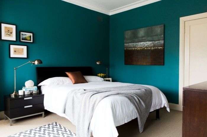 peinture-bleu-paon-dans-cette-chambre-a-coucher-design-meuble-de-nuit-marron-lampe-de-nuit-tapis-en-gris-et-blanc-tableaux-decoration-murale