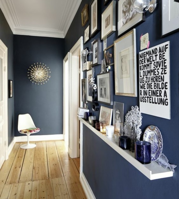 peinture-bleu-paon-et-indigo-dans-un-couloir-design-paquet-clair-deco-murale-photos-bougeoirs-et-vaisselle