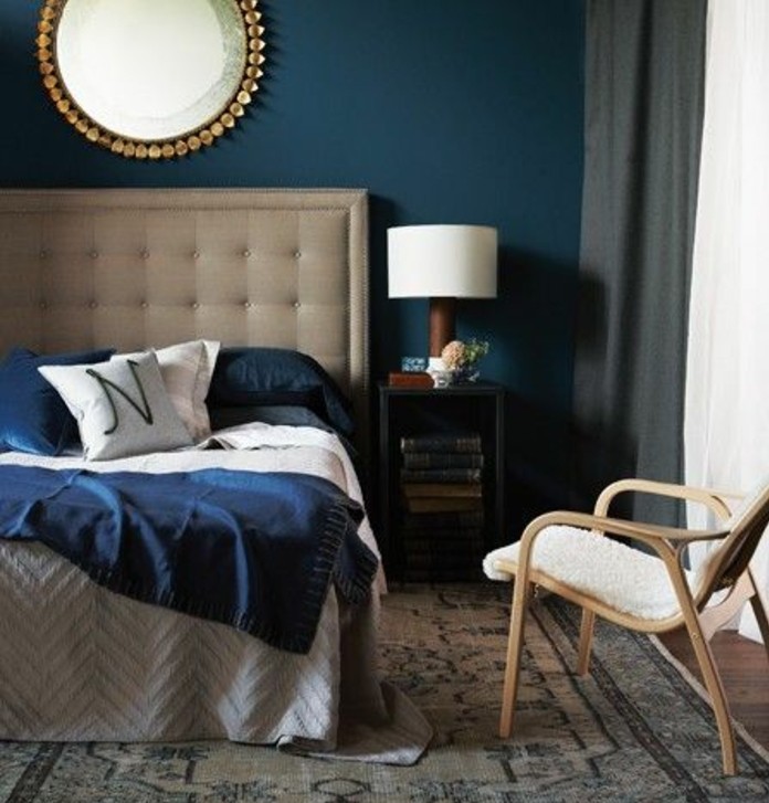 peinture-bleu-paon-linge-maison-en-bleu-et-blanc-miroir-mural-chaise-tapis-orientale-lampe-de-chevet-table-de-nuit-avec-espace-de-rangement
