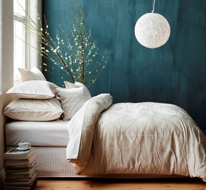 peinture-bleu-paon-sur-un-mur-d-accent-lit-blanc-et-suspension-blanche-parquet-clair-plante-decorative-idee-deco-chambre