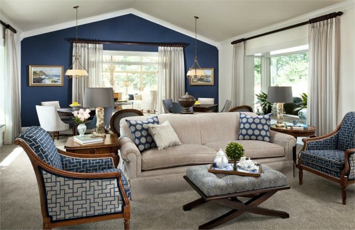 peinture-murale-blanche-et-mur-d-accent-indigo-couleur-canapé-et-tapis-gris-fauteuils-blanc-à-motifs-bleu-indigo-un-amenagement-salon-spacieux
