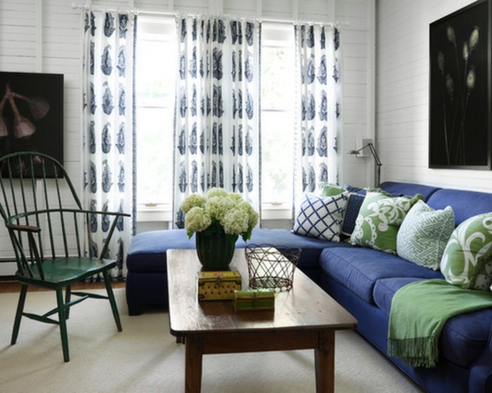 peinture-murale-blanche-table-en-bois-chaise-metallique-vintage-tapis-blanc-canapé-indigo-couleur-et-coussins-en-blanc-et-vert
