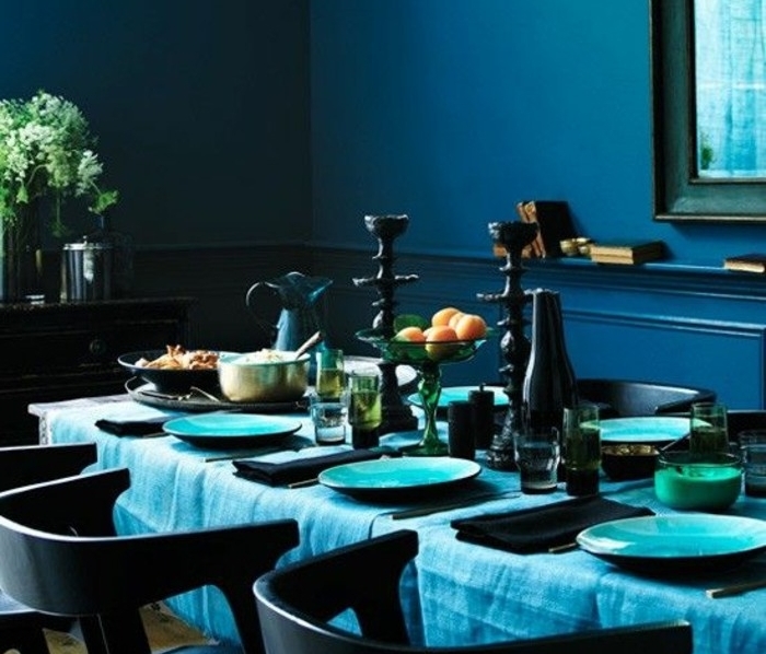 peinture-murale-bleu-indigo-et-nappe-et-vaisselle-couelur-bleu-paon-table-de-fete-chandeliers-vintage-style-exquise