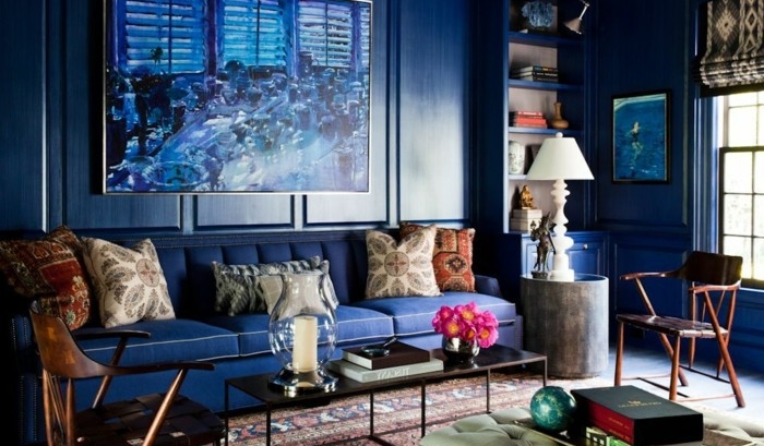 peinture-murale-et-canapé-indigo-couleur-tapis-style-oriental-chaises-en-bois-table-basse-metallique