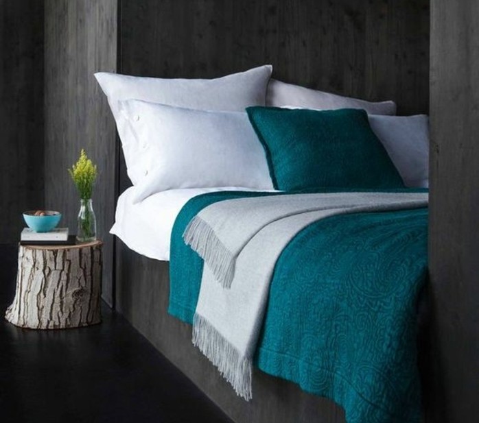peinture-murale-et-revetement-sol-couleur-gris-anthracite-oreillers-blancs-oreiller-et-couverture-de-lit-bleu-petrole-buche-decoratif-en-guise-de-table-de-nuit