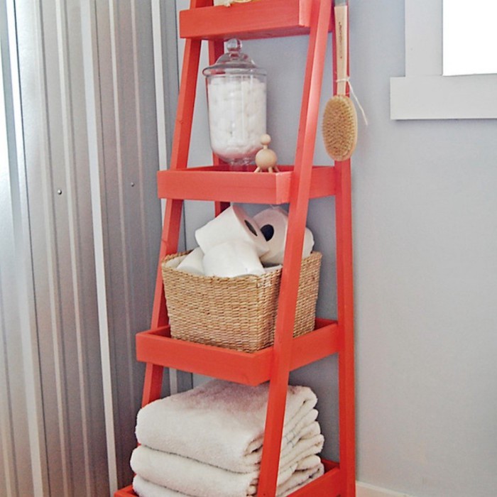 petit-meuble-rangement-salle-de-bain-echelle-escabeau-etagere-escalier-orange-couleur-vive-idee-deco-toilette