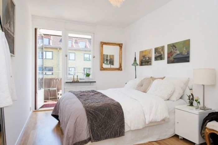 petite-chambre-scandinave-comment-amenager-une-petite-chambre-decor-essentiellement-blanc-tableaux-d-art-moderne-affiches-sur-les-murs