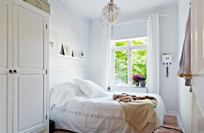 petite-chambre-scandinave-decor-tout-en-blanc-parquet-clair-armoire-scandinave-suspension-design