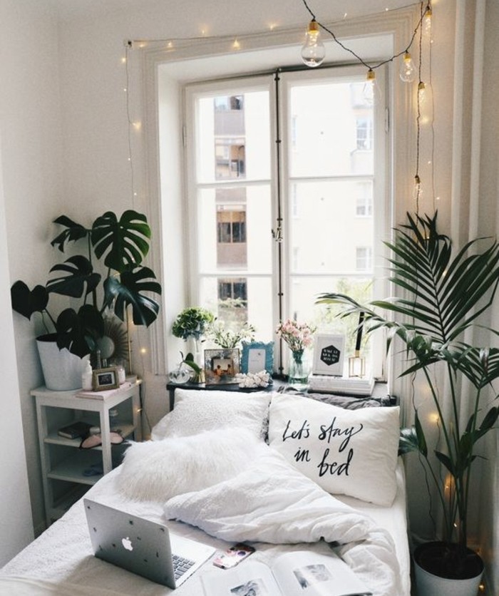 petite-chambre-scandinave-linge-de-lit-blanc-plantes-vertes-decoration-pres-de-la-fenetre