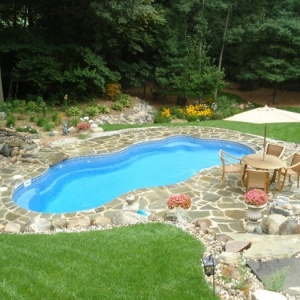 Installer une petite piscine coque - le luxe est déjà abordable