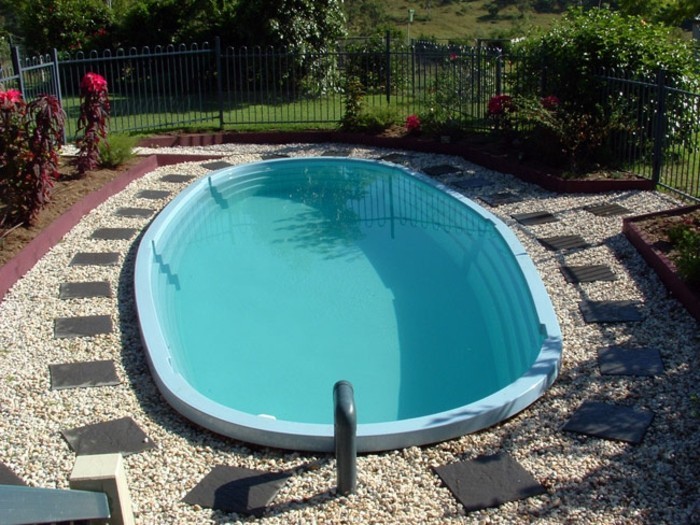 petite-piscine-coque-jardin-de-petites-dimensions-piscine-ovale
