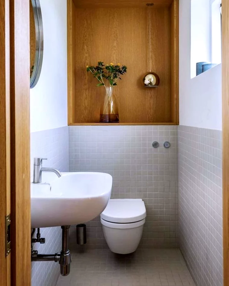 petite salle de bain avec element en bois wc et lavabo