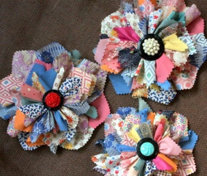 petites-pieces-de-tissu-multicolores-utilisées-pour-constituer-des-fleurs-en-tissu-pour-une-deco-flashy-comment-faire-une-fleur-en-tissu