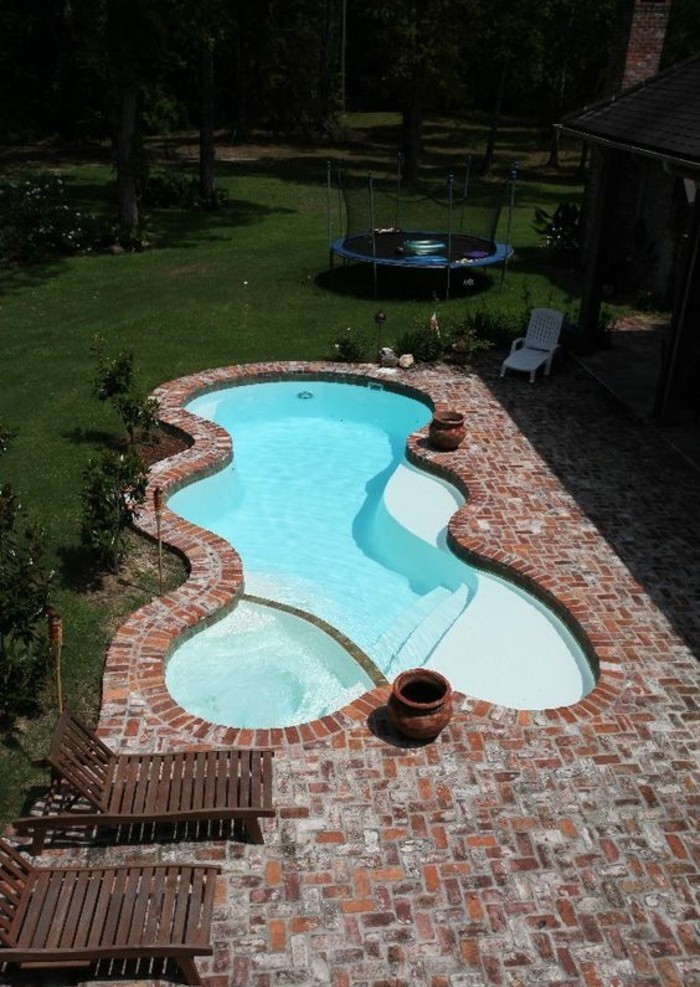 piscine-contemporaine-de-forme-libre-petite-piscine-enterree-en-coque