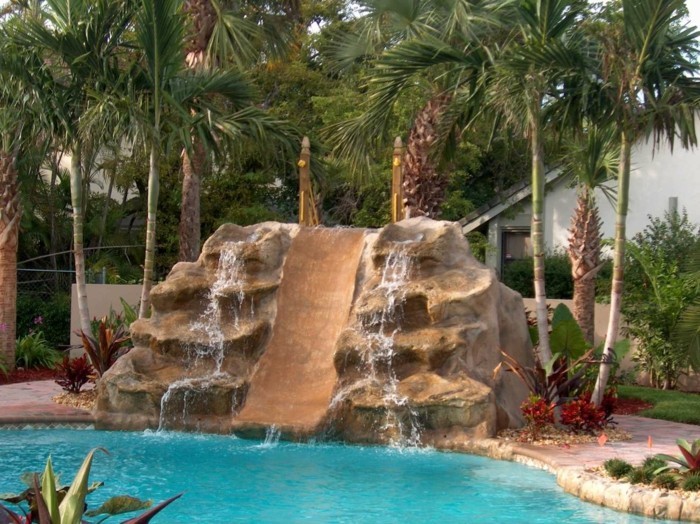 piscine-de-reve-avec-une-cascade-en-pierre-et-plantes-exotiques