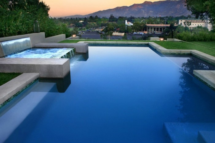 piscine-de-reve-coucher-de-soleil-vue-stupéfiante-cascade-dans-le-bassin