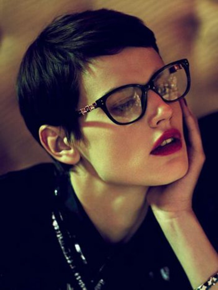 pixie-classique-coupe-de-cheveux-courte-femme-lunettes