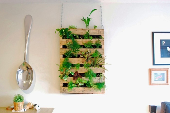 plantes-vertes-idee-deco-oiginale-mur-vegetal-palette-en-bois