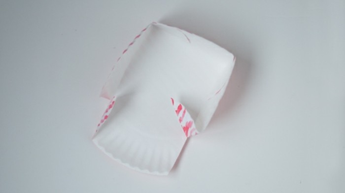 pliage-de-l-assiette-en-papier-idee-comment-faire-une-boite-en-papier-a-fruits-décorée-de-lignes-rouges