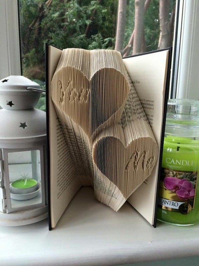 pliage-livre-coeur-deux-coeurs-sculptés-sur-les-pages-d'un-livre