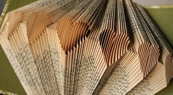 pliage-livre-coeur-plusieurs-coeurs-pliés-avec-les-pages-d'un-livre