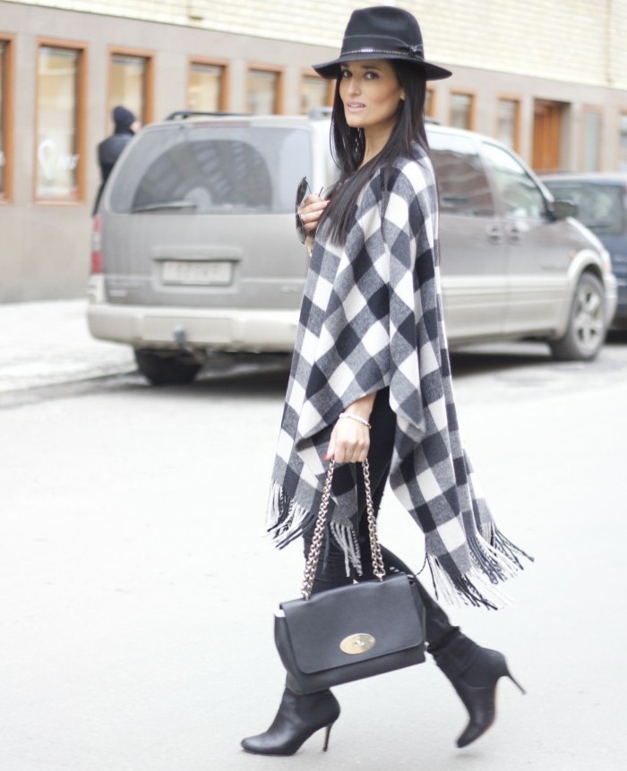 poncho-femme-hiver-style-et-elegance-en-noir-et-blanc-chapeau