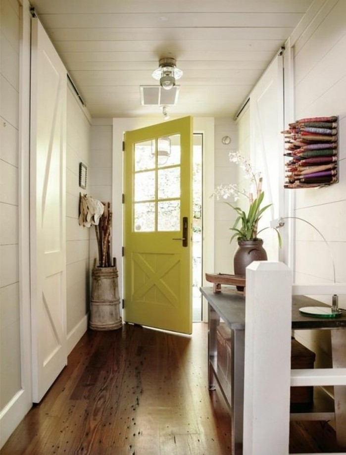 porte-d'entrée-inspiration-porte-grange-intérieur-blanc-parquet-en-bois