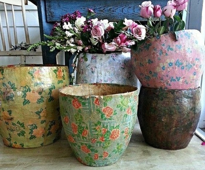 pots-a-fleurs-shabby-chic-papier-maché-motifs-floraux-idée-originale-decoration-bouquets-de-rose-resized