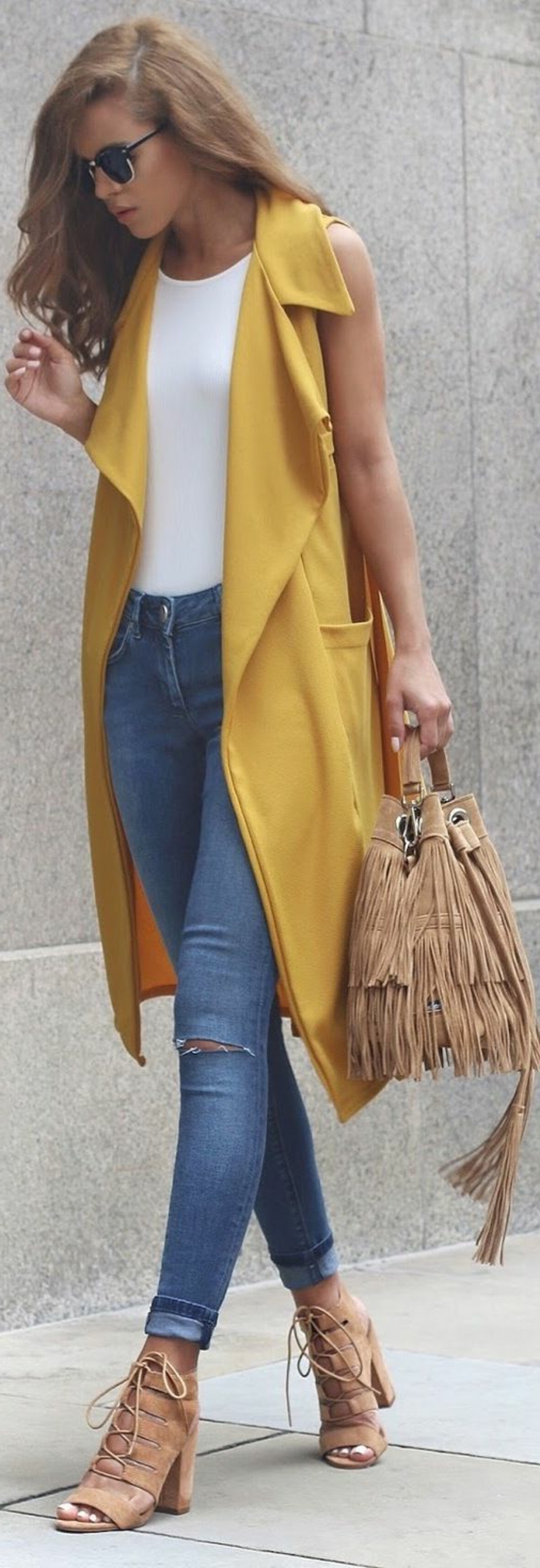 quelle-couleur-avec-le-jaune-outfit-tendance-avec-jeans-et-manteau-long