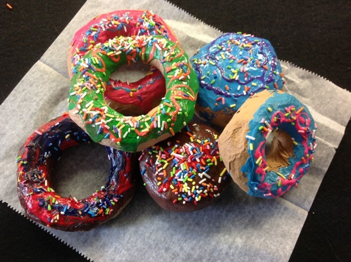 recette-papier-maché-donuts-de-couleurs-diverses-image-delicieuse--art-decoratif-resized