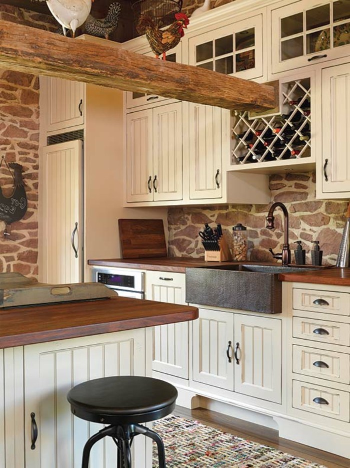 renovation-grange-cuisine-confort-armoires-blancs-combinaison-pierre-et-bois-air-rustique