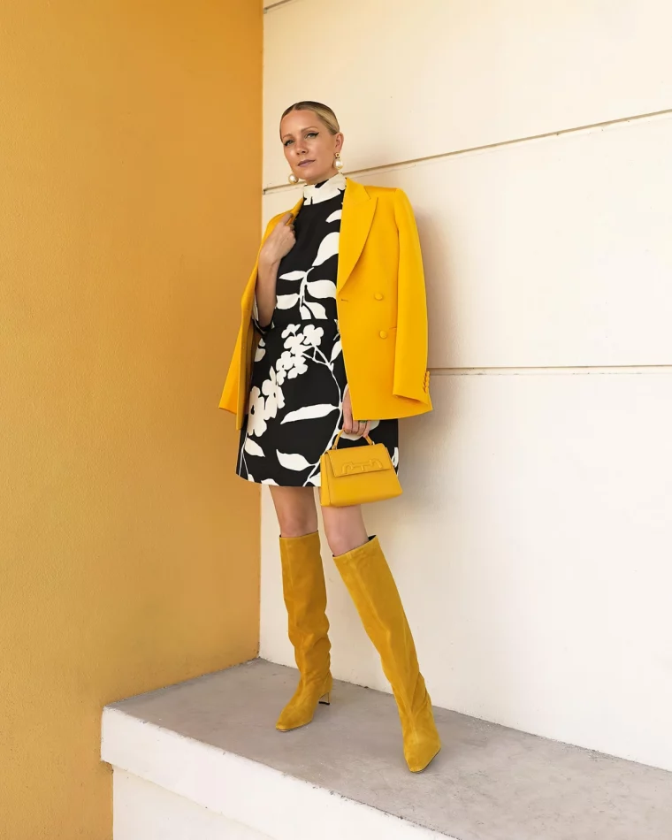 robe blanche noire motifs fleurs blazer jaune bottes genoux