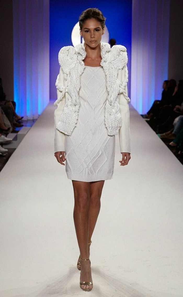 robe-en-laine-blanc-éclatant-portée-avec-une-veste-courte-blanche
