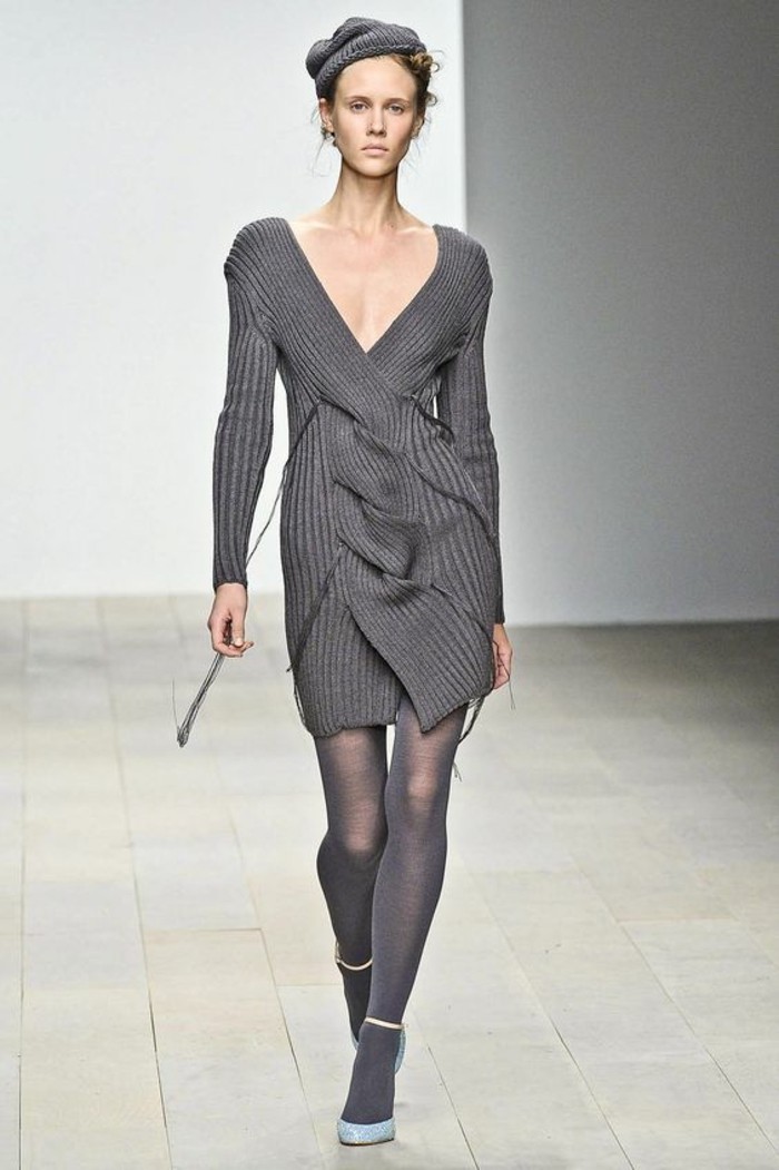 robe-en-laine-grise-asymétrique-grand-décolleté-designer