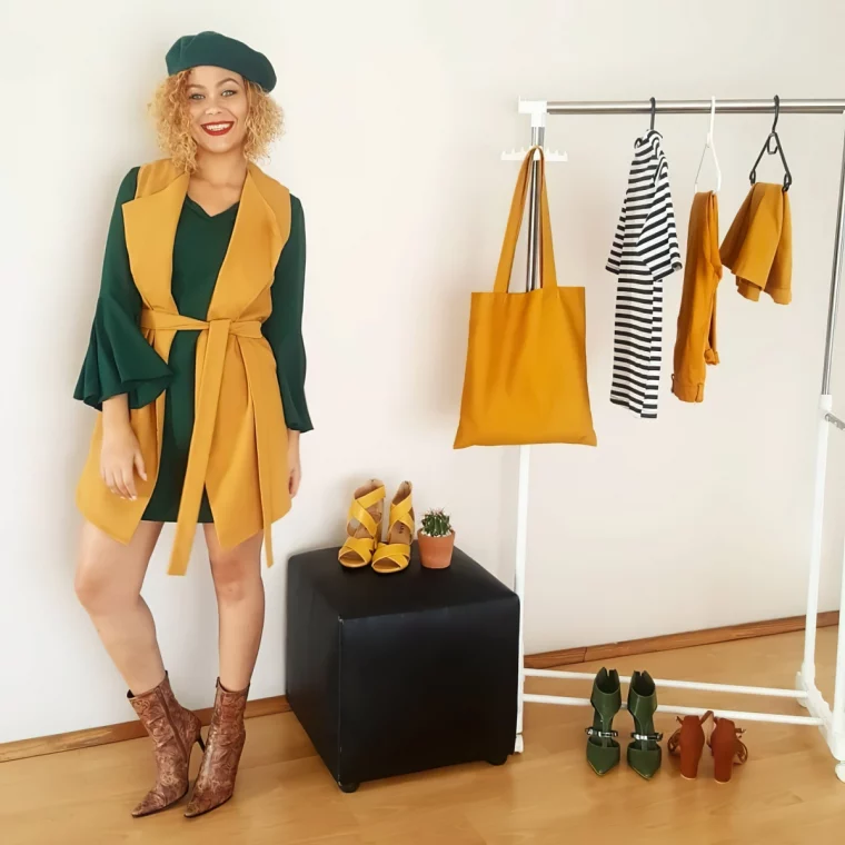 robe vert fonce manches longues gilet jaune moutarde bottes cuir