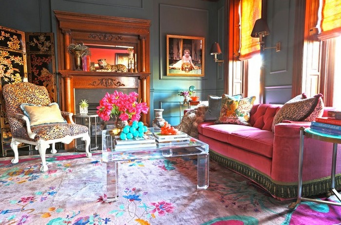 rose-framboise-tapis-à-fleurs-table-acrylique-chaise-baroque