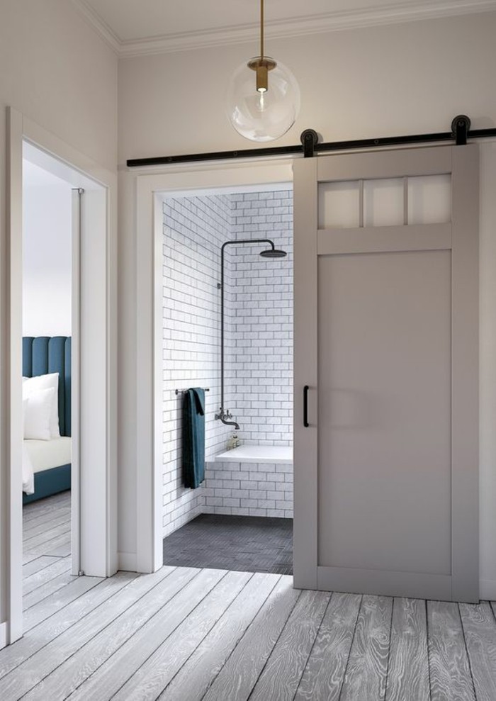 salle-de-bains-intérieur-blanc-briques-blanches-plancher-en-bois-clair