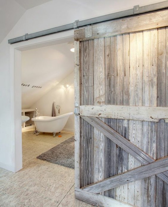 salle-de-bains-spacieuse-déco-blanche-vieille-porte-en-bois