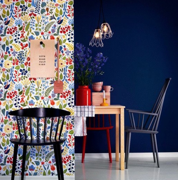 salle-à-manger-coin-repas-couleur-indigo-et-mur-papier-peint-multicolore-revetement-sol-blanc-chaises-en-bois