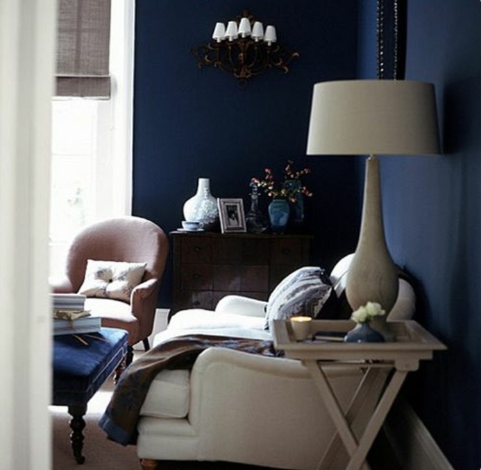 salon-couleur-indigo-canapé-blanc-fauteuil-rose-vintage-table-basse-indigo-lustre-design-vintage
