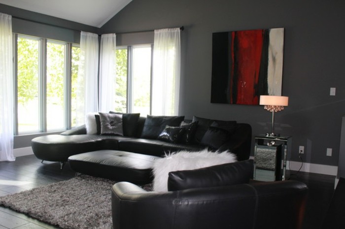 salon-gris-et-noir-canapé-en-cuir-et-tapis-gris-grand-tableau-en-trois-couleurs